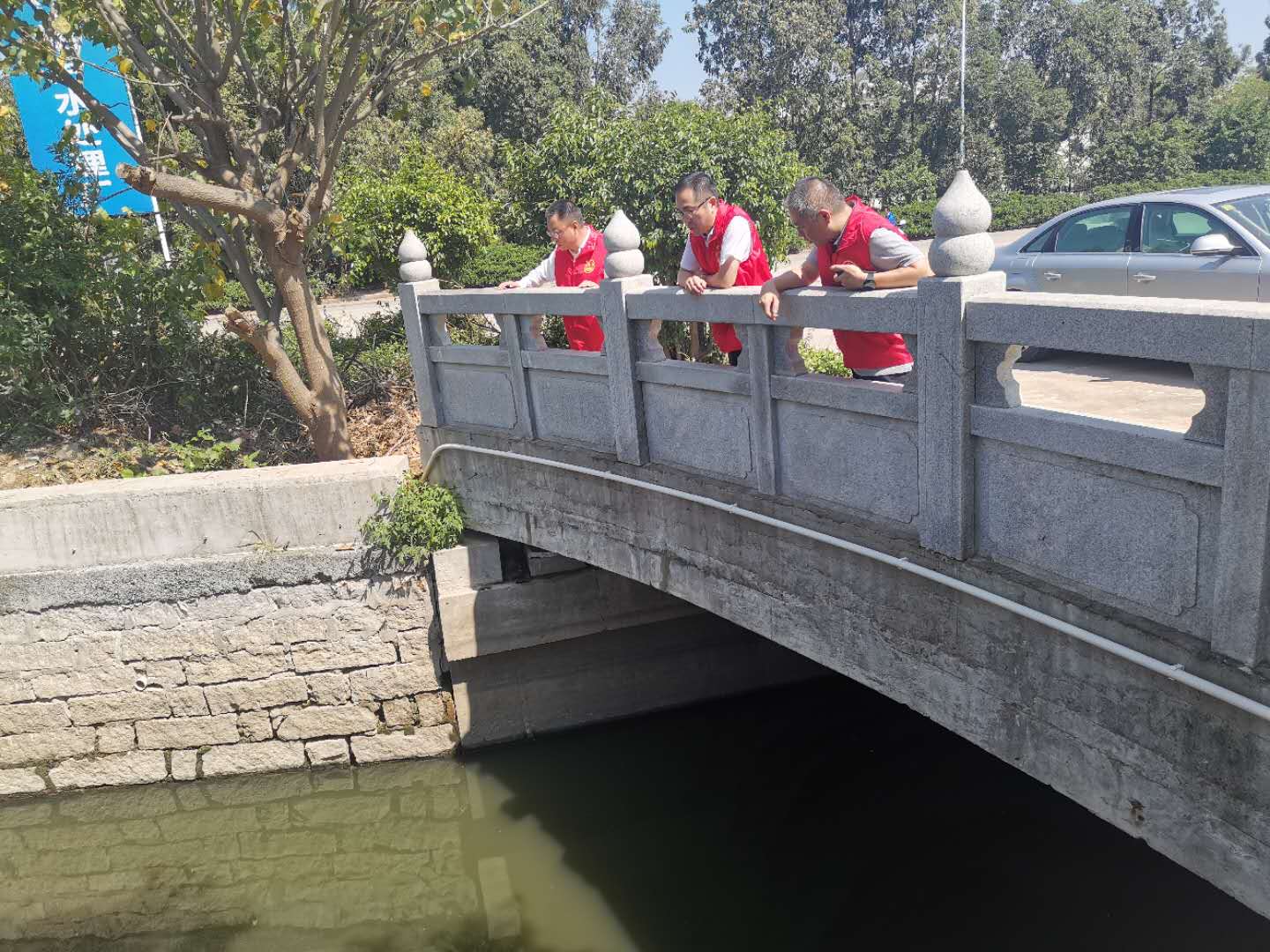 江阴港城经济区开展迎国庆党员先锋队护河行动