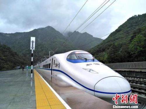 西成高铁今日开通运营　西部交通版图再添“动脉”