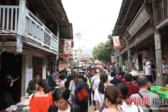 在福清市与一都镇的精心筹备下，“福清哥集市”在一都镇龙屿古街开市。