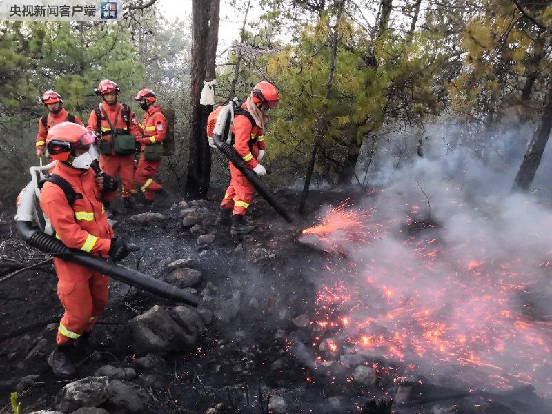 云南丽江城郊发生森林火灾 180余人及直升机扑救