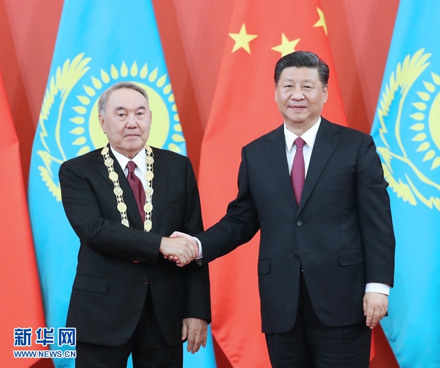习近平为哈萨克斯坦首任总统纳扎尔巴耶夫举行“友谊勋章”颁授仪式