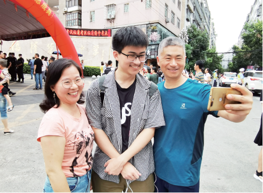 鲜花迎接考生 笑容绽放青春