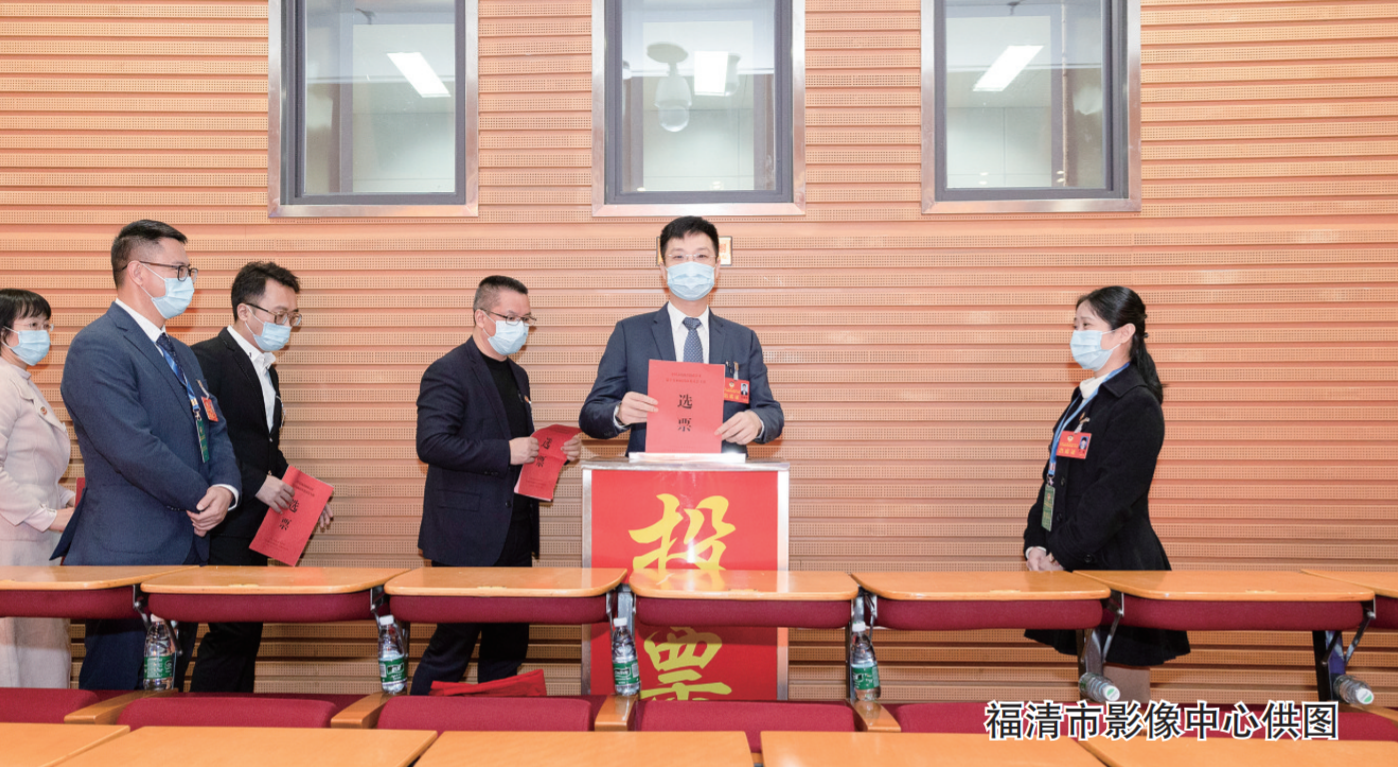 市政协十五届一次会议举行第三次大会