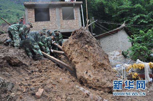     9月2日，云南保山公安边防支队赴瓦马乡抢险救援突击队官兵用木棒撬起一块巨石。新华社发（张世宇摄）