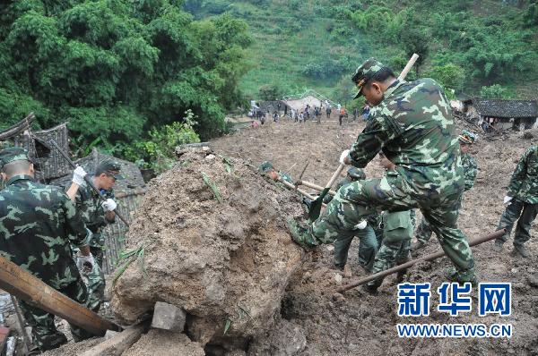     9月2日，云南保山公安边防支队赴瓦马乡抢险救援突击队官兵用木棒撬起一块巨石。 新华社发（张世宇摄）