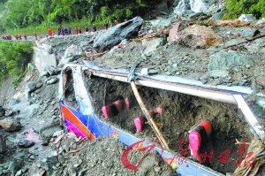 台湾宜兰苏花公路上被掩埋的游览车触目惊心。CFP供图