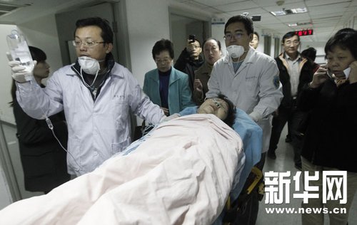 11月15日，一名火灾伤员被送往静安区中心医院接受救治。新华社记者 裴鑫 摄