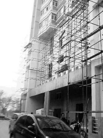 事发大厦正在装修，受害人的家位于1单元15层。记者刘铭　摄
