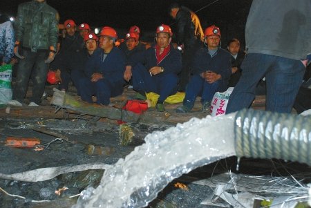 四川威远县煤矿透水28人被困井下 生还希望大