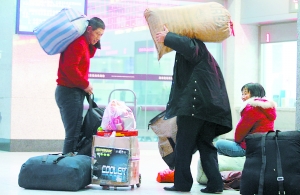 超大超重行李，从今天起将被限制上车。 图为昨天在北京西站等待上车的旅客。记者 戴冰摄