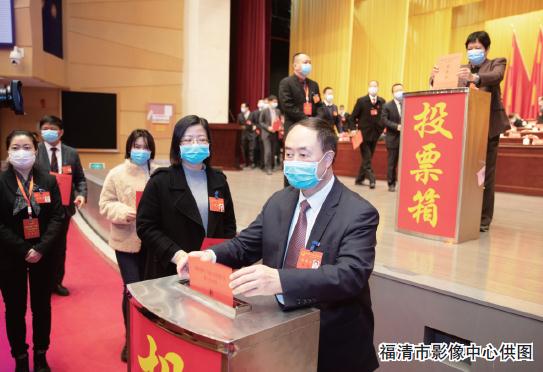 市十七届人大六次会议举行第三次全体会议