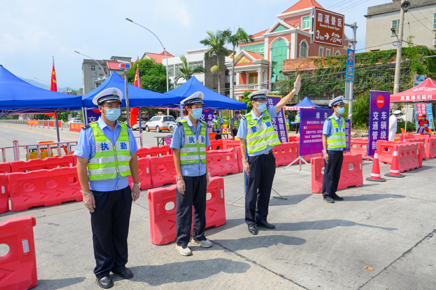 硬核“警察蓝” 筑起“防护墙”