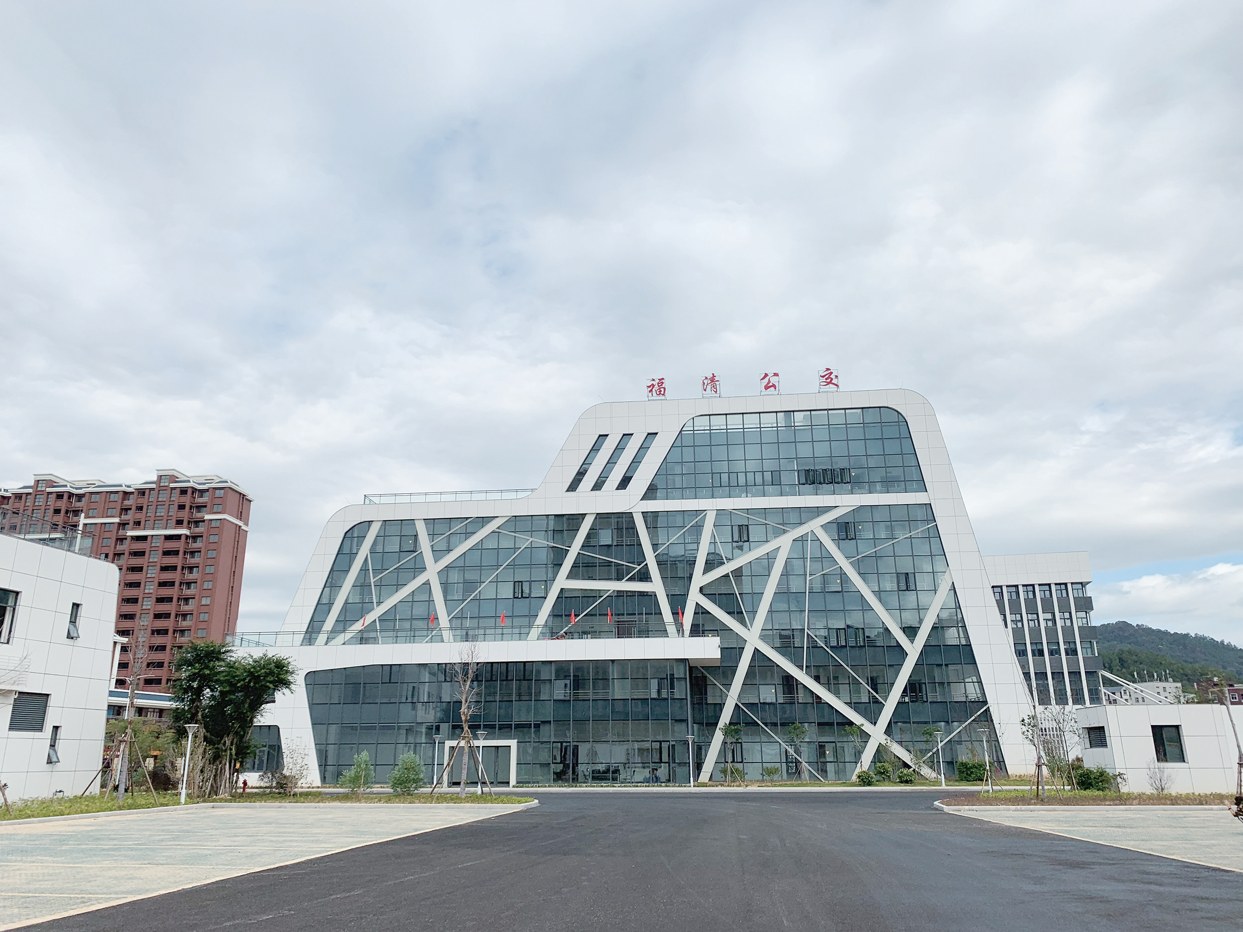 龙江公交站项目完成竣工验收