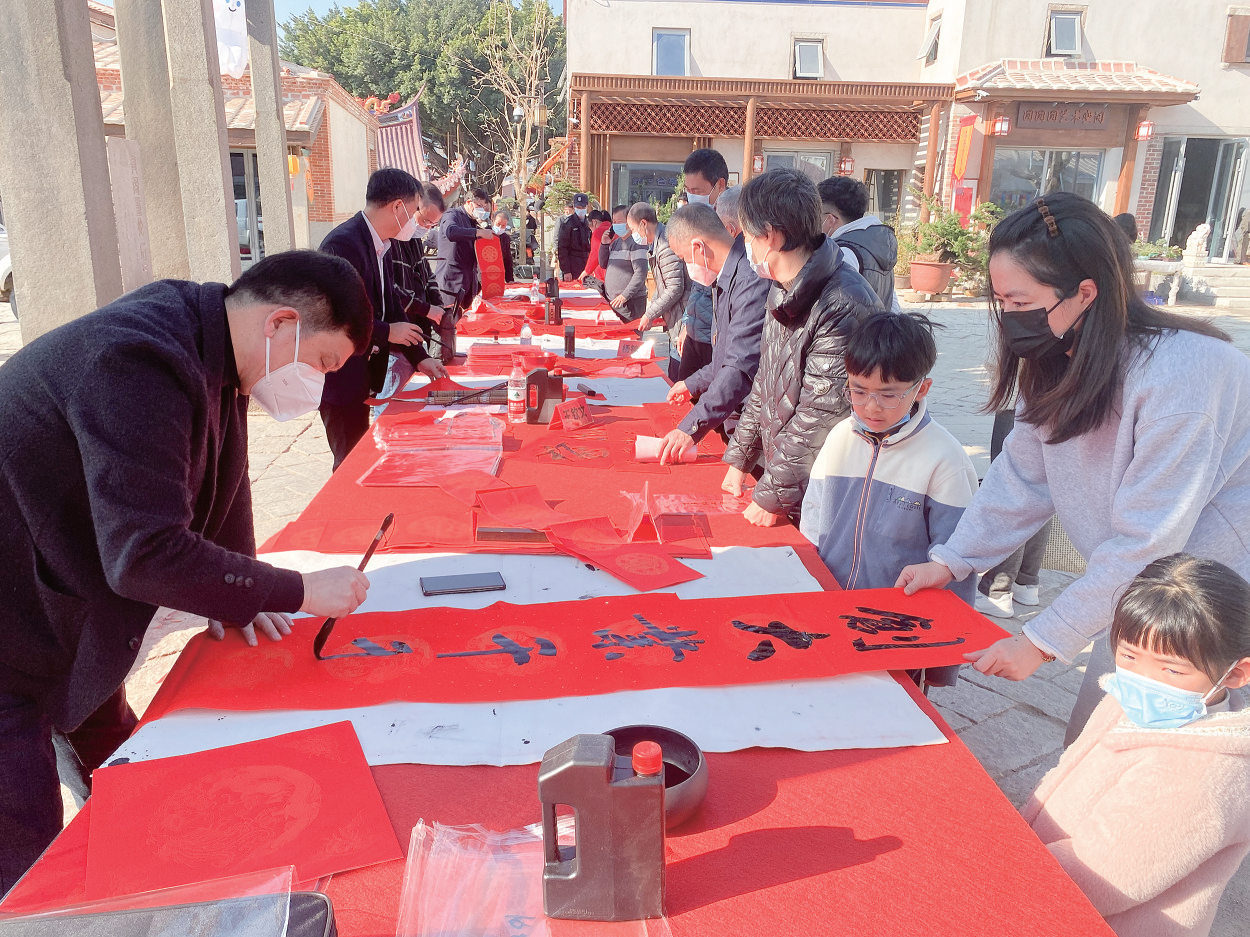 【网络中国节·春节】义务写春联 祝福进万家