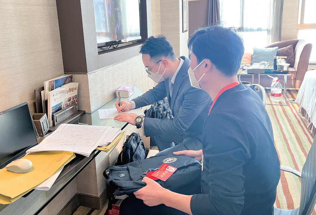 市人大代表向大会报到