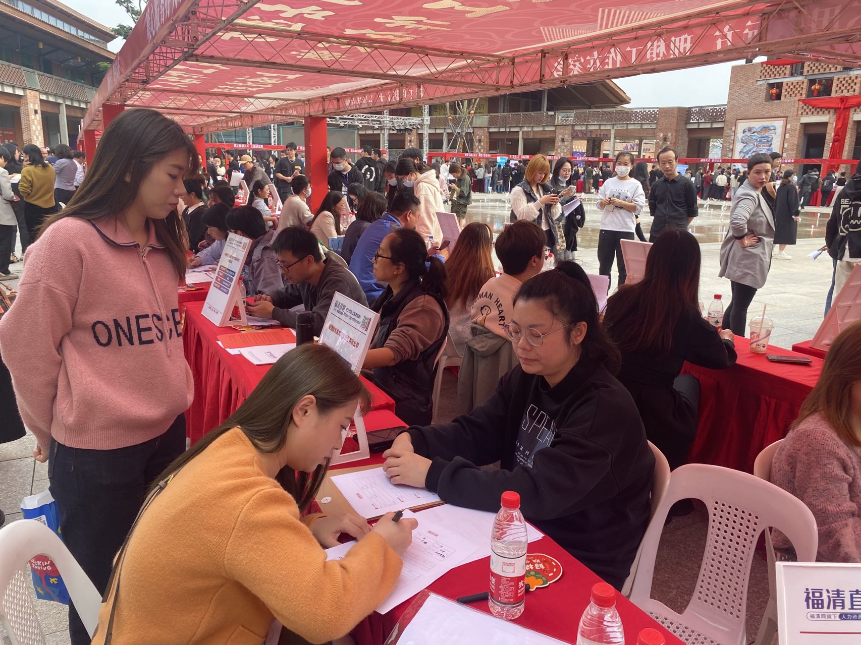 首场春季大型线下招聘会火热开场