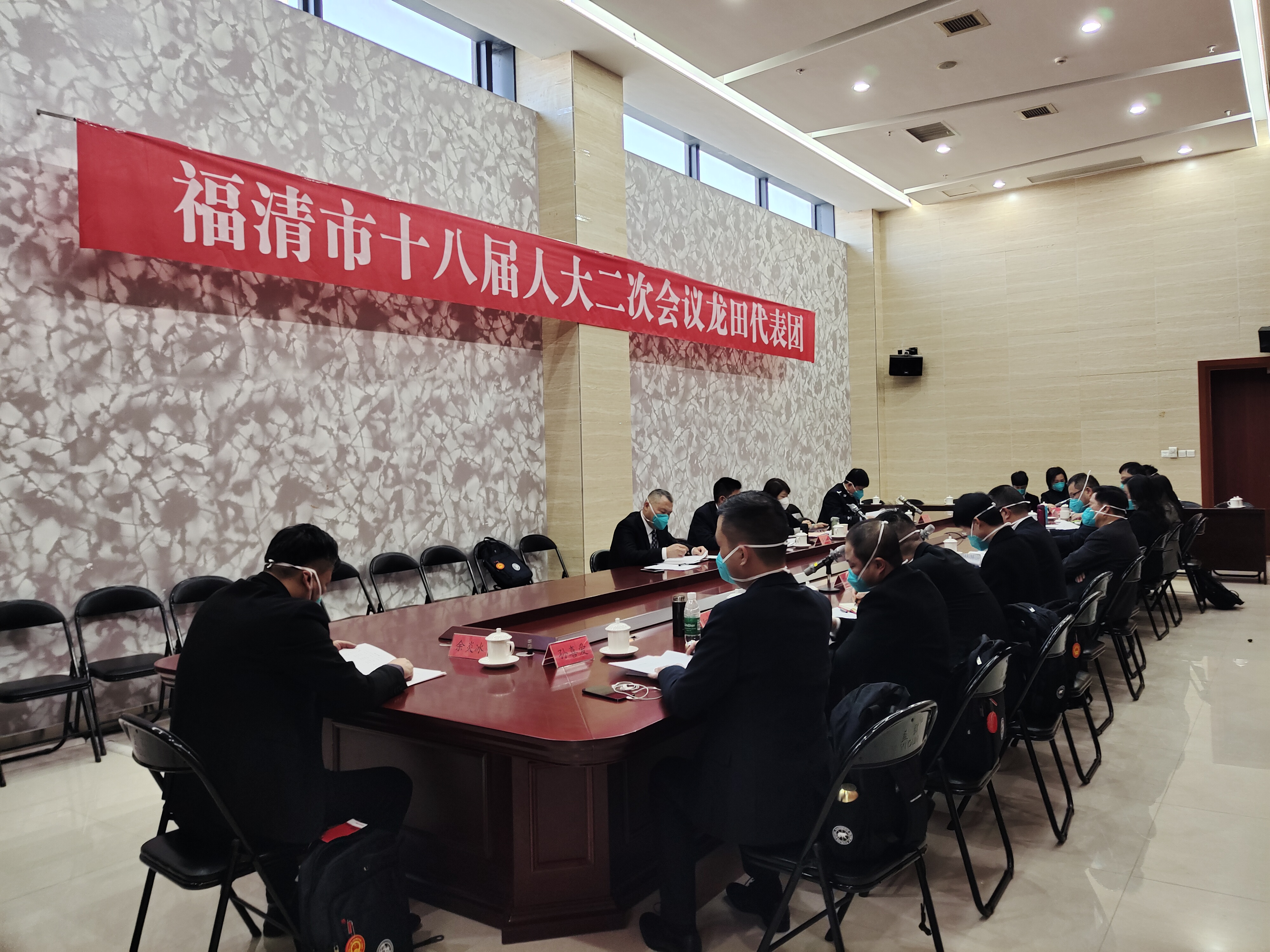 市人大代表分组审议政府工作报告