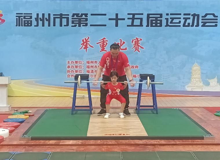 福州市第25届运动会举重比赛在福清市体育馆举行