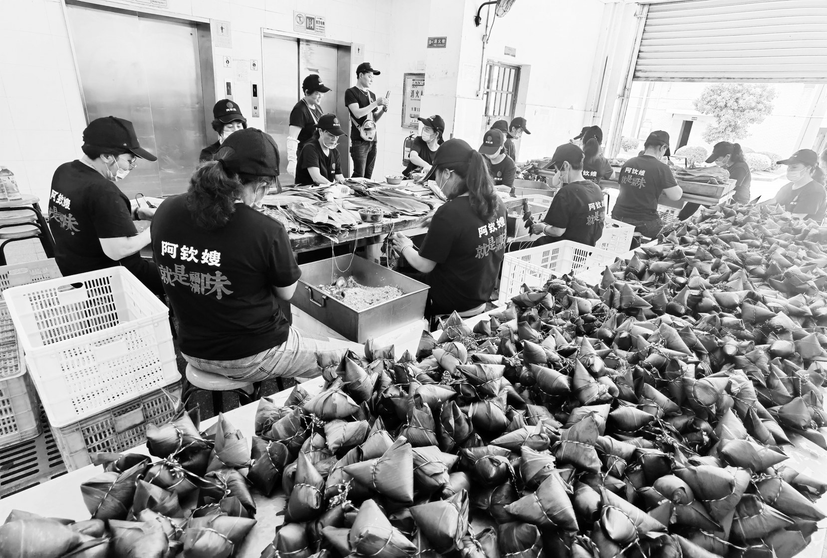 【网络中国节·端午】小吃店为企业员工包3万只粽子