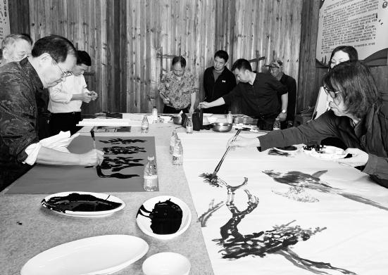 福清市政协书画院画师挥毫泼墨送祝福