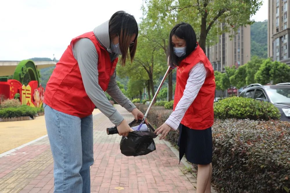 市水投集团志愿者宣传垃圾分类知识