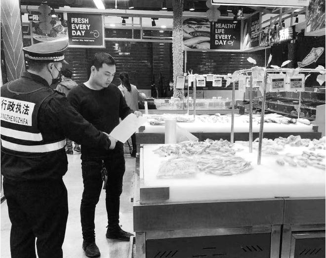 市城管局港头中队开展冷链食品安全防控宣传