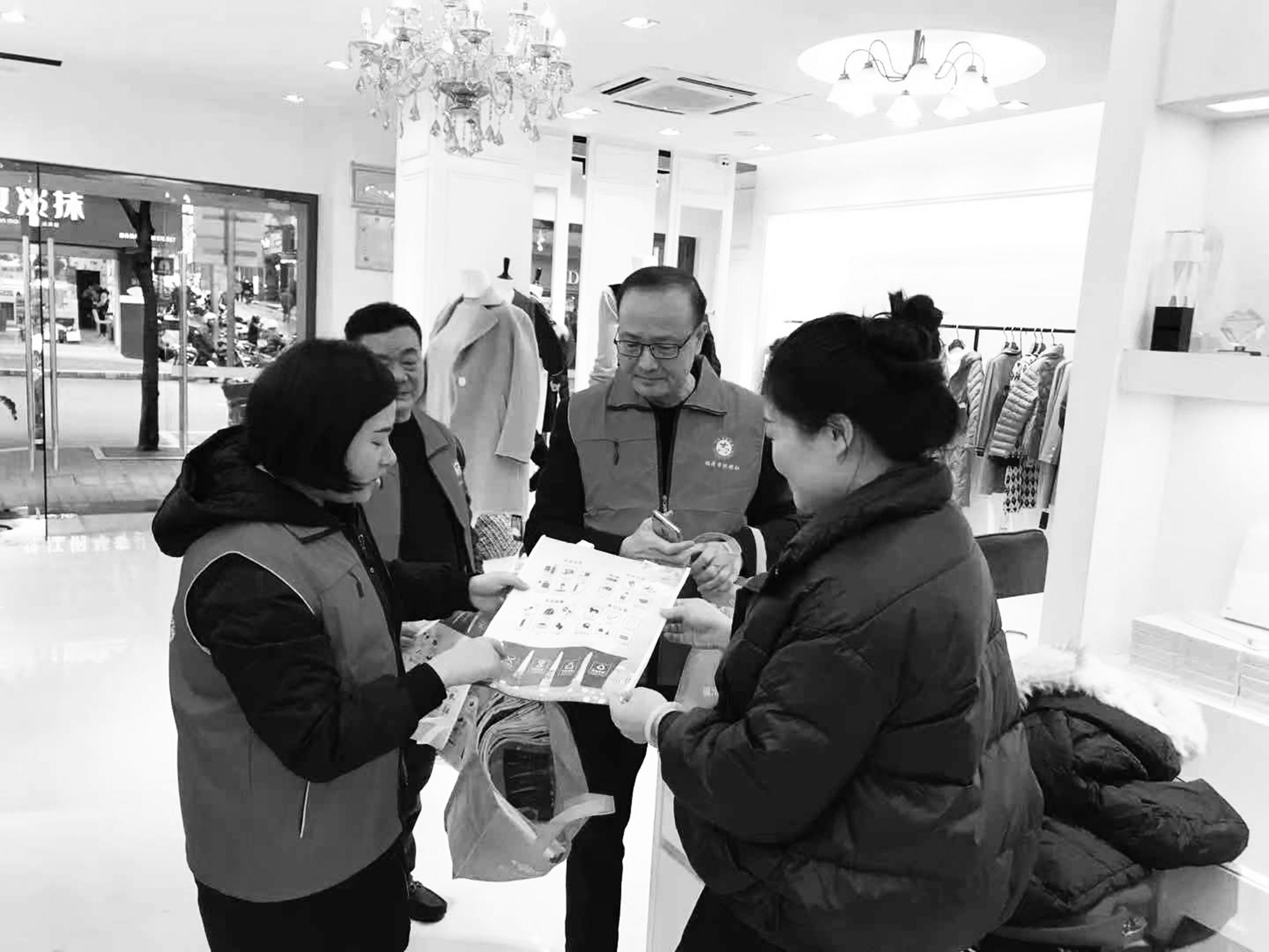 【图片新闻】垃圾分类入户宣传志愿服务活动进行中
