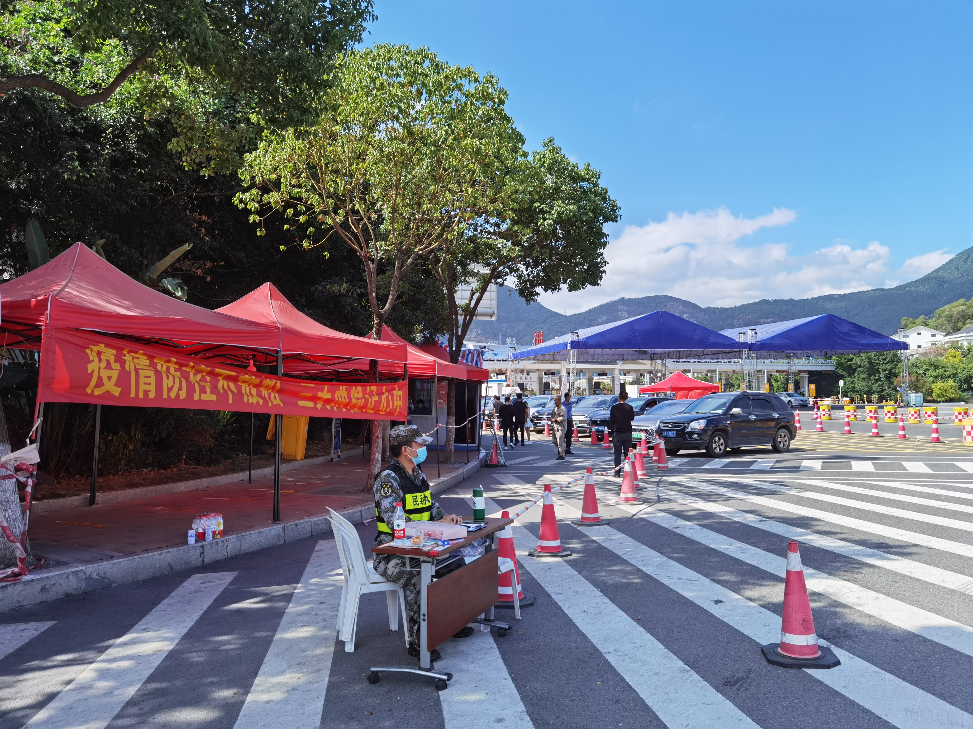 我市把好关口为入融司乘人员提供“落地检”