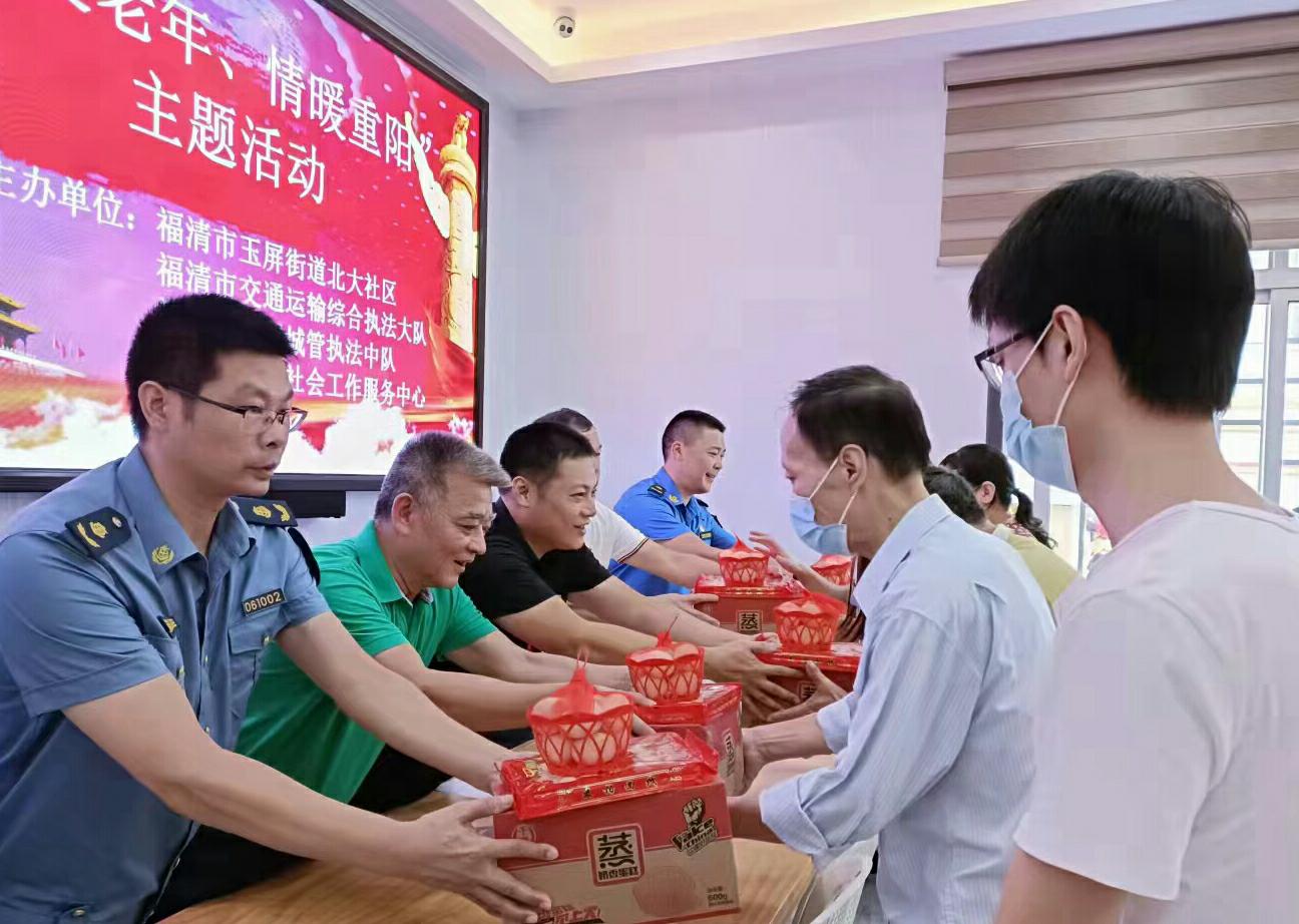【网络中国节·重阳】市城管局玉屏中队重阳节关爱老人
