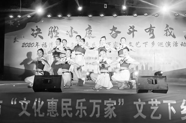 “文化惠民乐万家”文艺下乡巡演活动走进镜洋镇文山村