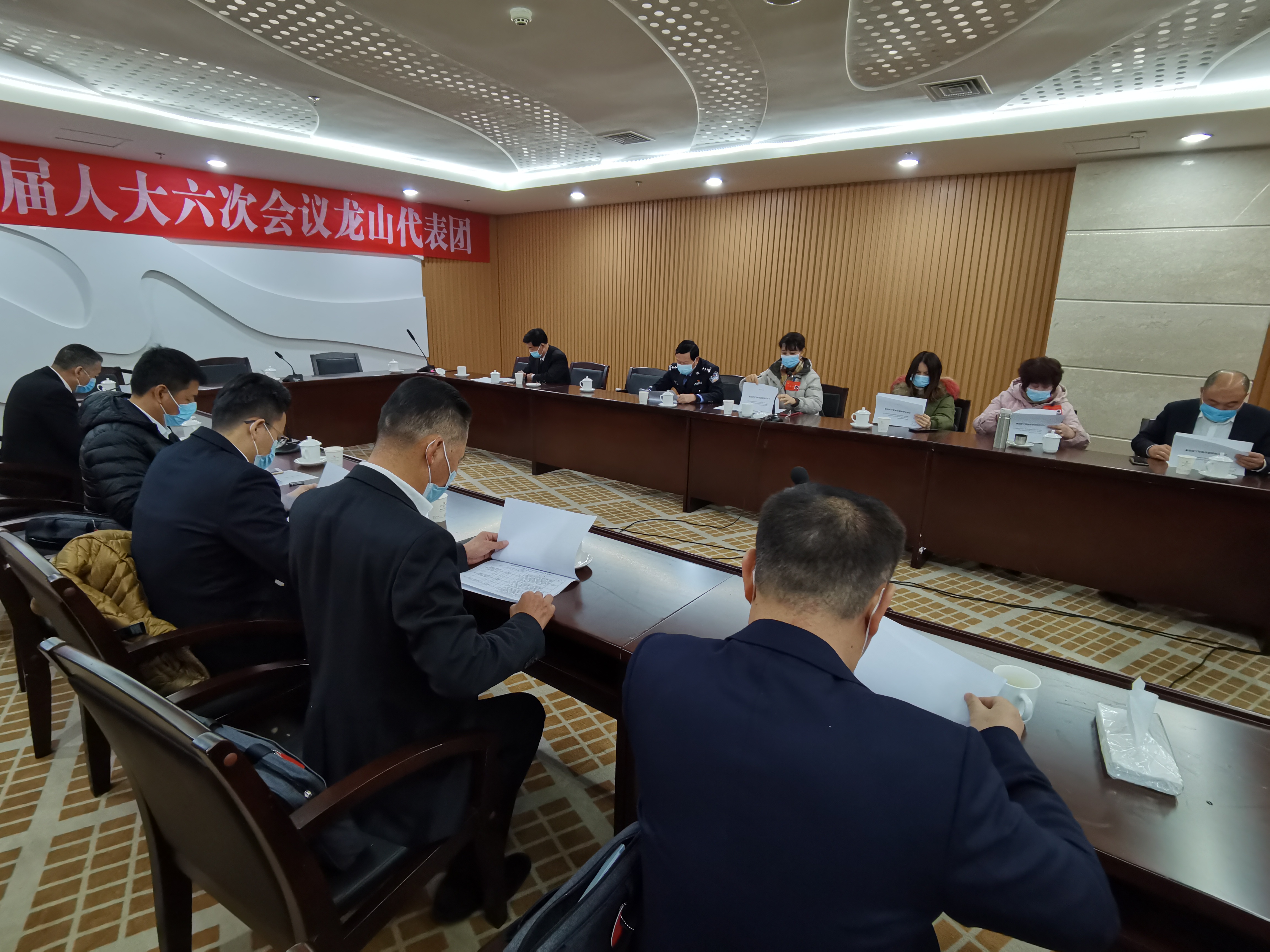 福清市人大代表分组审议人大常委会、市“两院”工作报告