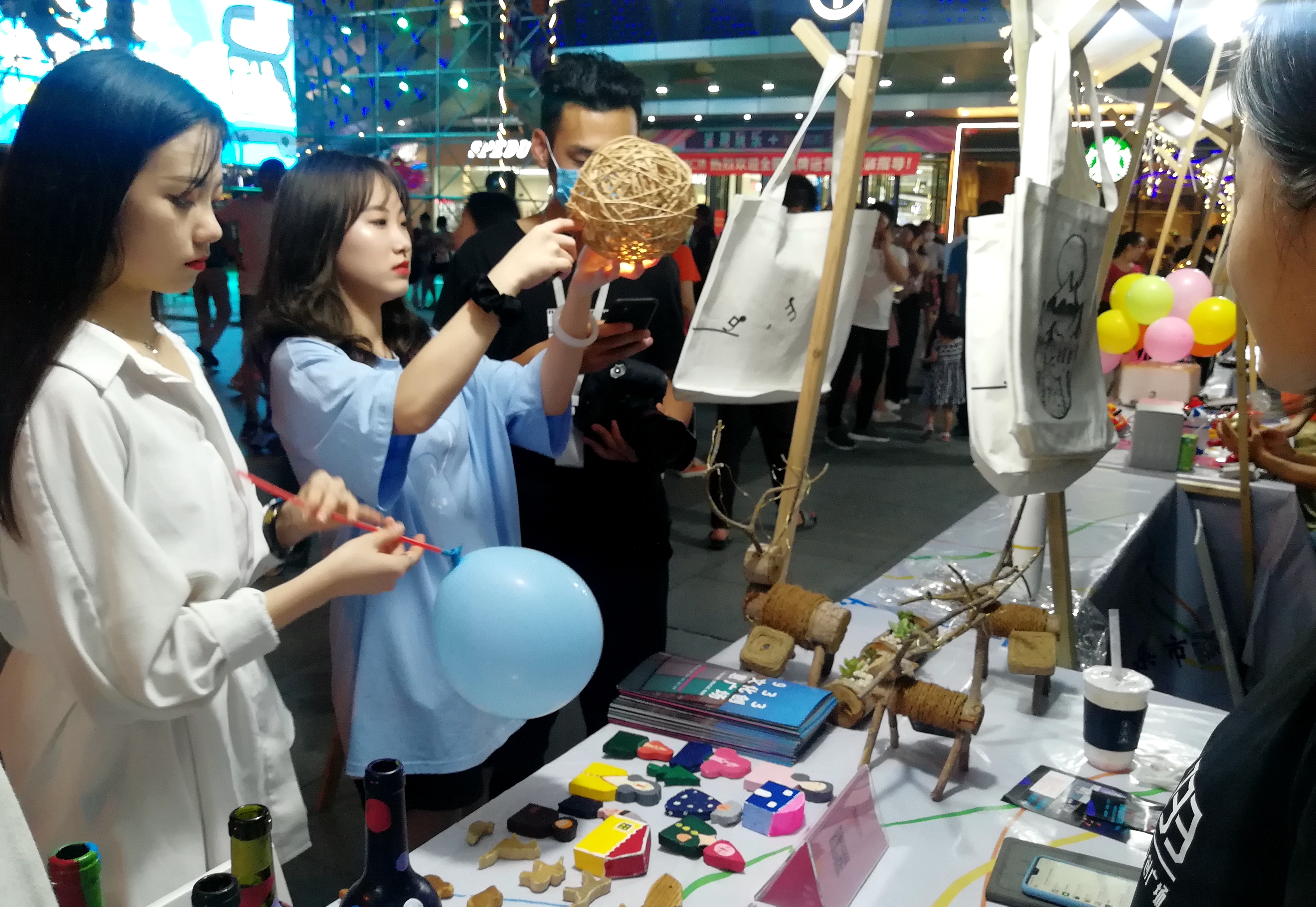 福清万达广场举办“盛夏星光、文创集市”