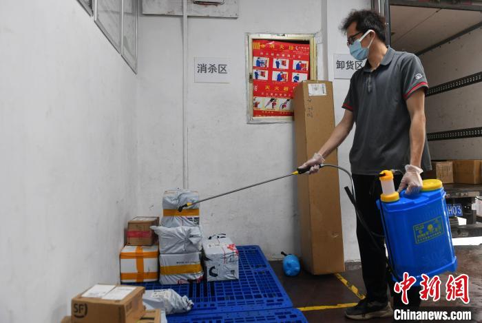 直击快件消杀现场：消毒水“淋浴” 至少经历6次消杀