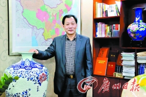 何乐朝白手起家打造出属于自己的“餐饮王国”。