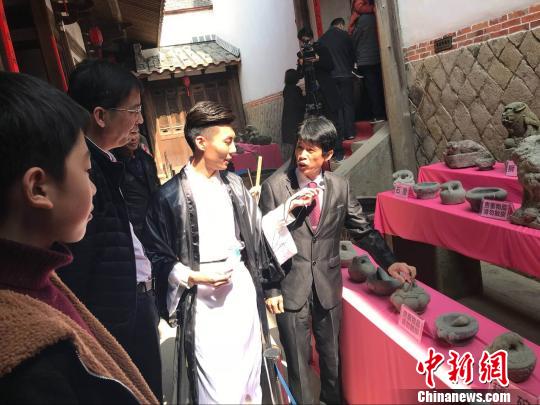 福清民间收藏家陈修俊为来宾介绍东关寨民俗收藏馆展出的民俗文化老物件。　郑松波 摄