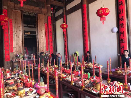 侨乡福清市一都镇东关寨举行正月廿三祭祖传统习俗。　郑训焓 摄