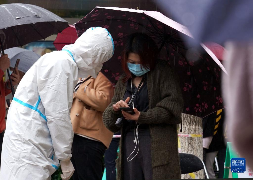 冒雨奔忙 “大白”在行动